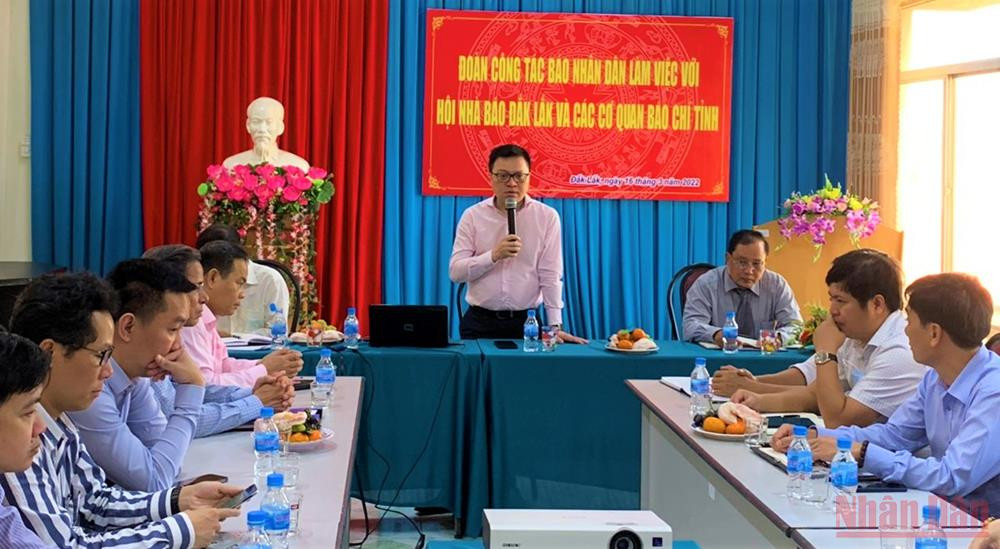 Tổng Biên tập Báo Nhân Dân Lê Quốc Minh trao đổi tại buổi làm việc với Hội Nhà báo và các cơ quan báo chí của tỉnh Đắk Lắk. Đoàn công tác Báo Nhân Dân làm việc tại tỉnh Đắk Lắk -0
