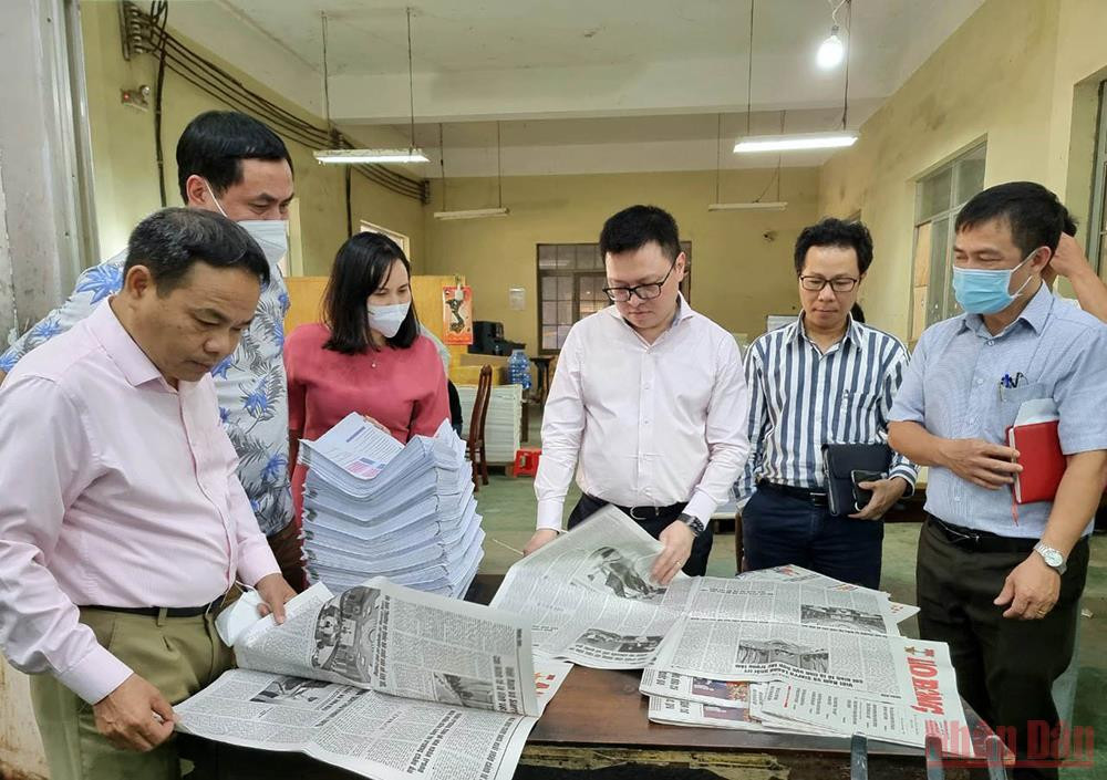 Tổng Biên tập Báo Nhân Dân Lê Quốc Minh và đoàn công tác của Báo Nhân Dân kiểm tra công tác in Báo Nhân Dân tại Công ty trách nhiệm hữu hạn một thành viên In Đắk Lắk. Đoàn công tác Báo Nhân Dân làm việc tại tỉnh Đắk Lắk -0