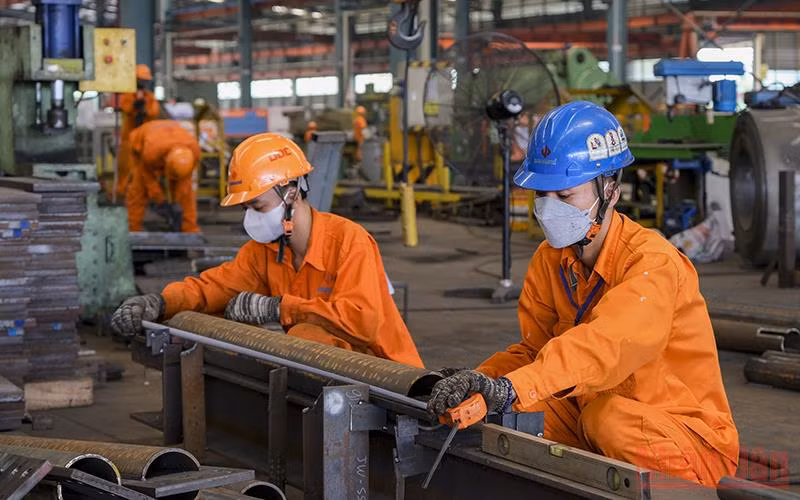 Công nhân sản xuất tại Công ty CP Cơ khí Xây dựng Thương mại Đại Dũng.