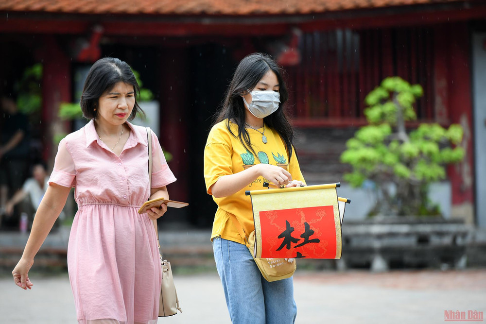 Nhiều phụ huynh đưa các con đến Văn Miếu trước các kỳ thi quan trọng để nhằm giải tỏa tâm lý lo lắng của các con. Sĩ tử đến Văn Miếu dâng lễ, cầu may trước kỳ thi tốt nghiệp THPT -0
