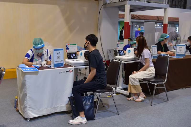 Một người dân đang kiểm tra sức khỏe trước khi được tiêm vaccine ngừa Covid-19 tại Bangkok. (Ảnh: NAM ĐÔNG)