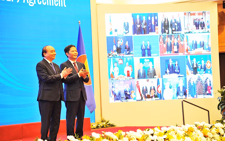 Lễ ký RCEP diễn ra dưới sự chứng kiến của Thủ tướng Nguyễn Xuân Phúc và lãnh đạo các nước thành viên. Ảnh: KIM DUNG