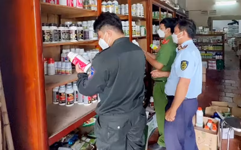 Ngành chức năng tỉnh An Giang kiểm tra, thu giữ nhiều thuốc bảo vệ thực vật không rõ nguồn gốc.