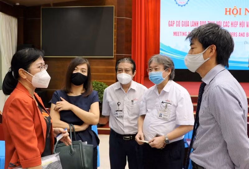 Lãnh đạo UBND tỉnh Đồng Nai trao đổi với doanh nghiệp FDI về các biện pháp khôi phục sản xuất.