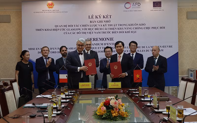 Lễ ký biên bản hợp tác về phát triển đô thị bền vững thích ứng biến đổi khí hậu giữa Bộ Xây dựng và AFD.