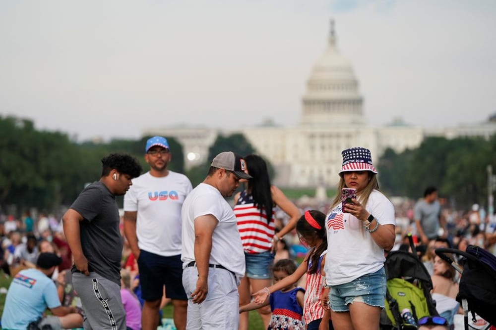 Hàng nghìn người đổ về khu trung tâm của thủ đô Washington, D.C. để kỷ niệm Quốc khánh với nhiều hoạt động chào mừng được tổ chức trực tiếp. (Ảnh: Reuters) Kỷ niệm lần thứ 245 Quốc khánh của Hợp chúng quốc Hoa Kỳ -0