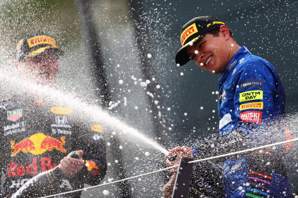 Tay đua xuất sắc nhất chặng – Lando Norris ăn mừng trên bục podium. Max Verstappen vô địch giữa sắc cam -0
