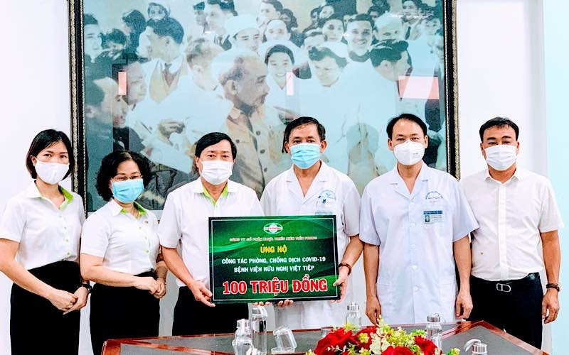 Lãnh đạo Công ty CP Nhựa Tiền Phong trao quà tặng các y, bác sĩ Bệnh viện Hữu nghị Việt-Tiệp. Công ty CP Nhựa Tiền Phong trao 100 triệu đồng tặng y bác sĩ trên tuyến đầu chống dịch -0