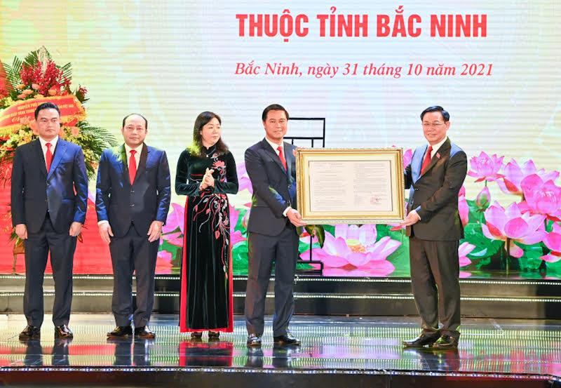 Chủ tịch Quốc hội Vương Đình Huệ trao Nghị quyết thành lập thành phố Từ Sơn. (Ảnh: DUY LINH) Lễ kỷ niệm 100 năm ngày sinh đồng chí Lê Quang Đạo và lễ công bố nghị quyết thành lập thành phố Từ Sơn -0