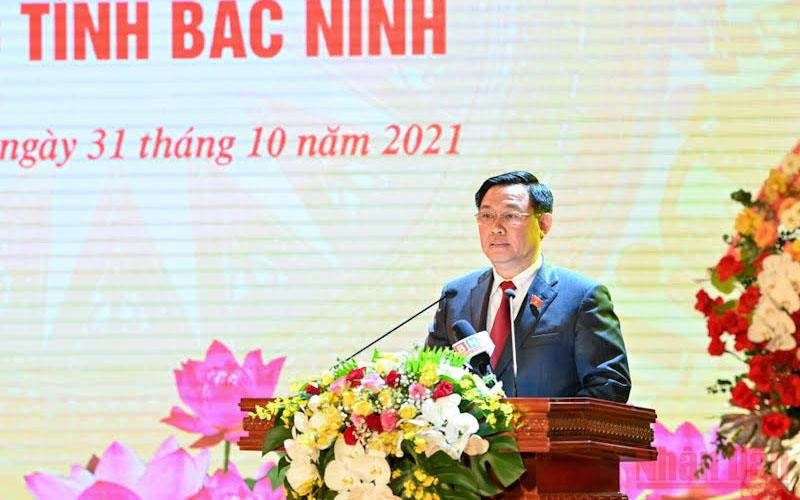 Chủ tịch Quốc hội Vương Đình Huệ đọc diễn văn tại lễ kỷ niệm. (Ảnh: DUY LINH) Lễ kỷ niệm 100 năm ngày sinh đồng chí Lê Quang Đạo và lễ công bố nghị quyết thành lập thành phố Từ Sơn -0