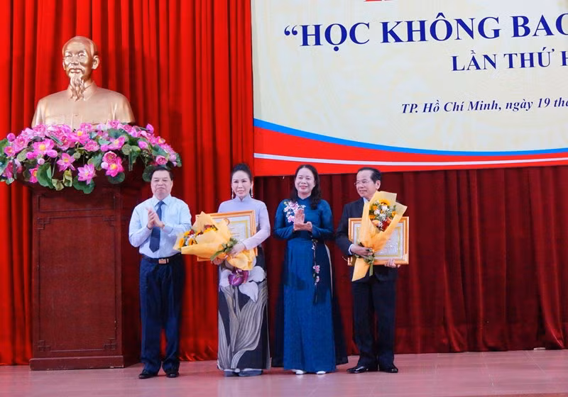 Trao học bổng “Học không bao giờ cùng” cho 210 tấm gương tiêu biểu -0
