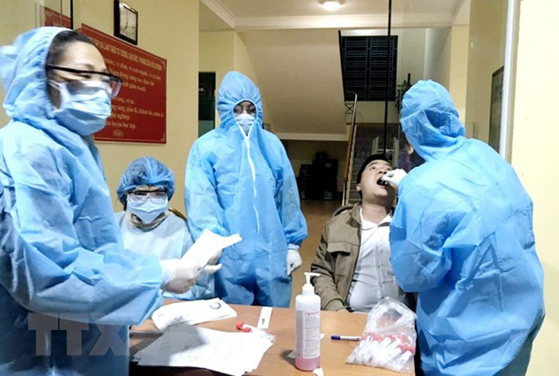 Lực lượng y tế của Trung tâm y tế huyện Vân Đồn triển khai lấy mẫu xét nghiệm cho người dân trên địa bàn. (Ảnh: TTXVN) Quảng Ninh ghi nhận thêm một ca mắc Covid-19 -0
