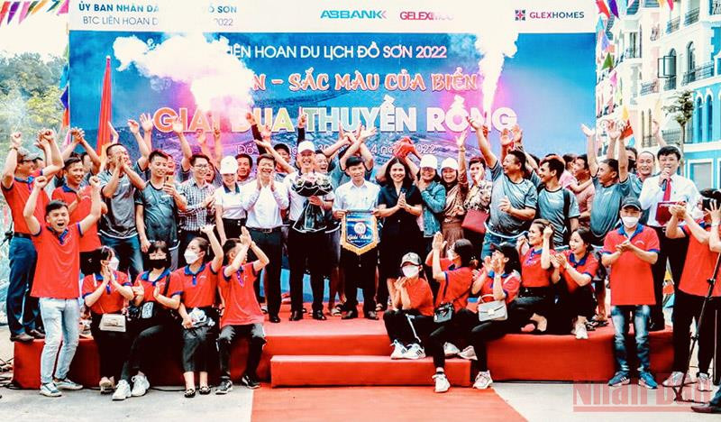Ban tổ chức trao giải Nhất cho đội đua thuyền rồng Bàng La. Nhiều hoạt động mở đầu Liên hoan du lịch 2022 “Đồ Sơn - sắc màu của biển” -0