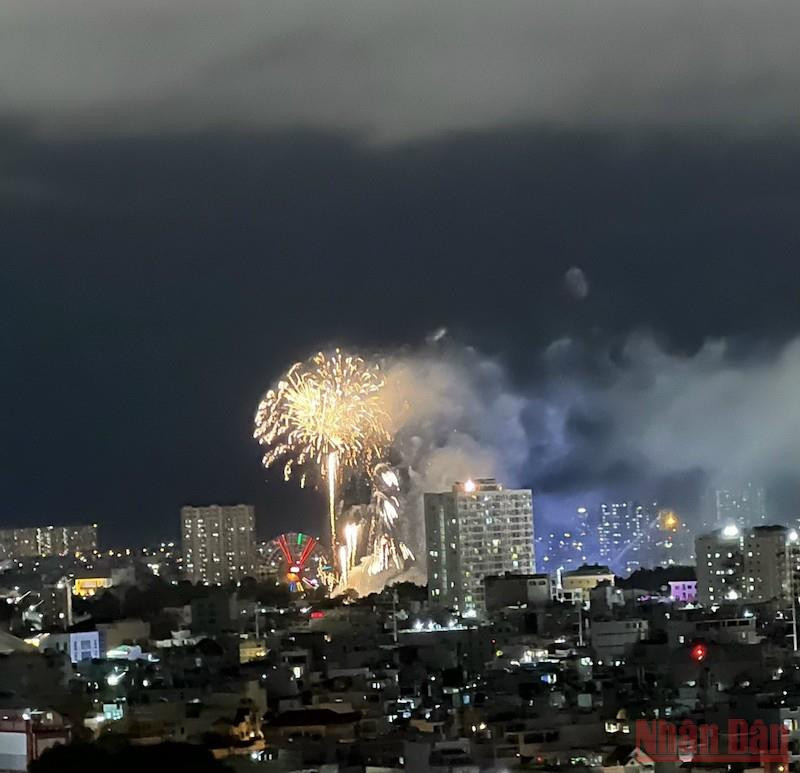 (Ảnh: CTV) Mãn nhãn với màn bắn pháo hoa mừng 47 năm Ngày thống nhất đất nước -0