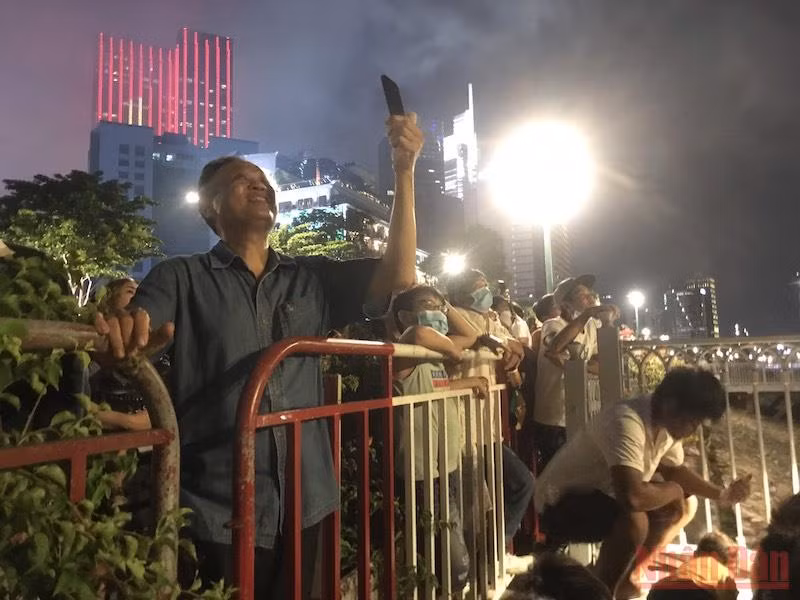 Mãn nhãn với màn bắn pháo hoa mừng 47 năm Ngày thống nhất đất nước -0