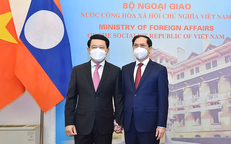 Bộ trưởng Ngoại giao Bùi Thanh Sơn (phải) và Bộ trưởng Ngoại giao Lào Saleumxay Kommasith. (Ảnh: Bộ Ngoại giao)