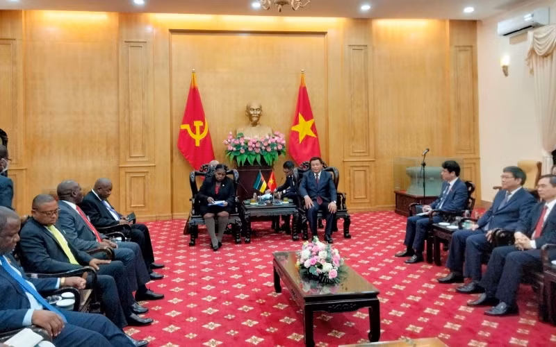 Chủ tịch Quốc hội Mozambique thăm Học viện Chính trị quốc gia Hồ Chí Minh.