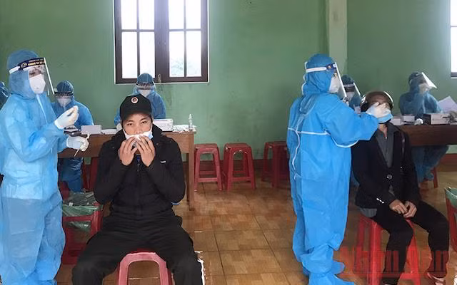 Lấy mẫu xét nghiệm tại xã Trà Nam, huyện Nam Trà My.