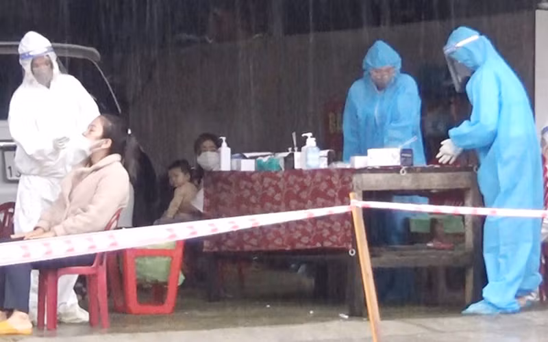 Tập trung lấy mẫu xét nghiệm luôn trong đêm mưa.