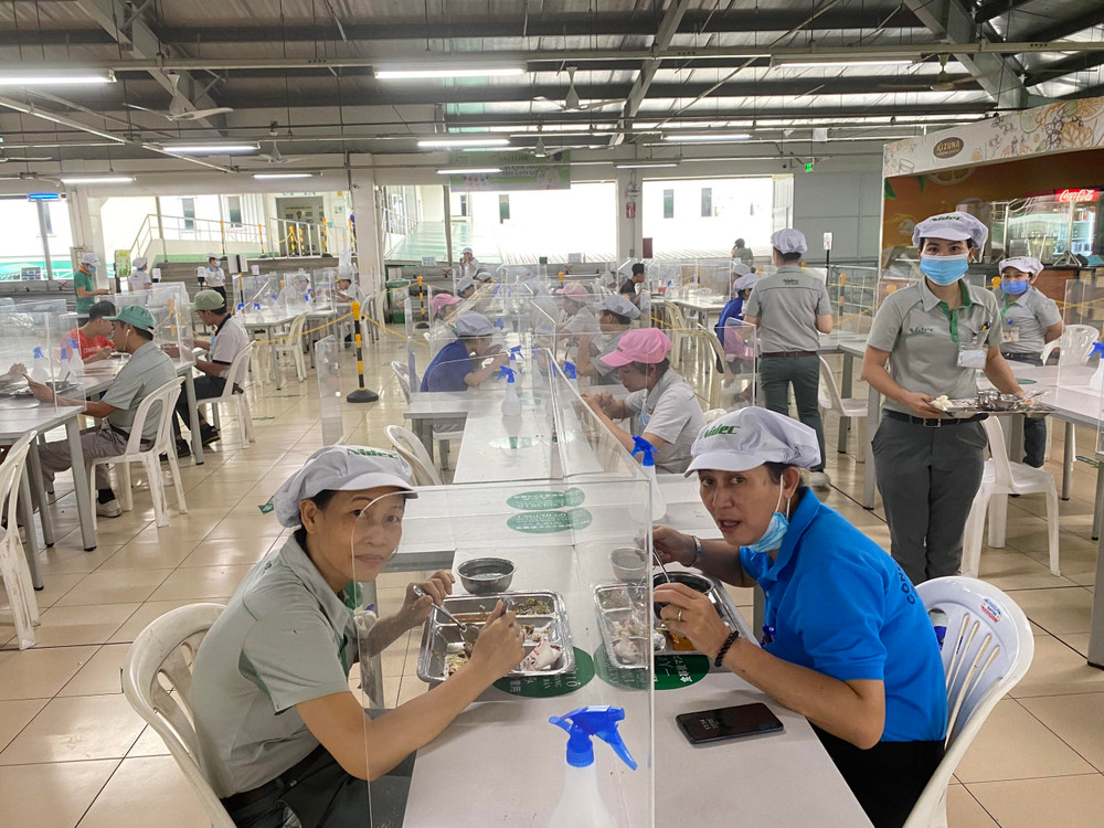 Công ty TNHH Nidec Việt Nam (Khu công nghệ cao) bố trí giãn cách khu vực nhà ăn của công nhân để bảo đảm “3 tại chỗ”. Doanh nghiệp “phập phồng” sản xuất 3 tại chỗ -0