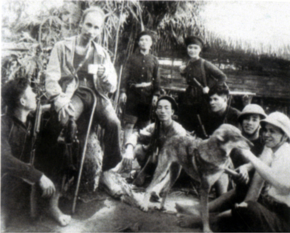 Chủ tịch Hồ Chí Minh với các nhà báo tại Điềm Mặc, Thái Nguyên, năm 1947. (Nguồn: Bảo tàng Lịch sử quốc gia Việt Nam) Chủ tịch Hồ Chí Minh với người làm báo Việt Nam và bạn bè quốc tế -0