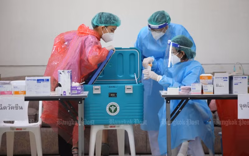 Các nhân viên y tế đang chuẩn bị vaccine tại một điểm tiêm chủng ở tỉnh Pathum Thani. (Ảnh: Bưu điện Bangkok)