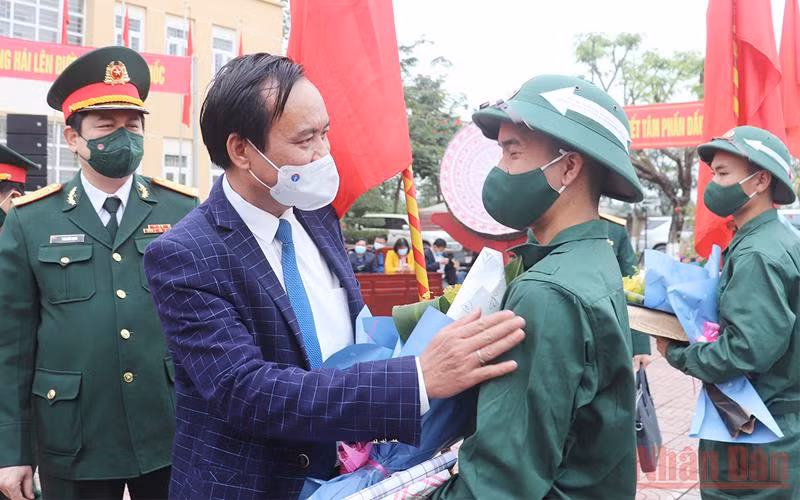 Lãnh đạo tỉnh Quảng Trị tặng quà động viên các tân binh.