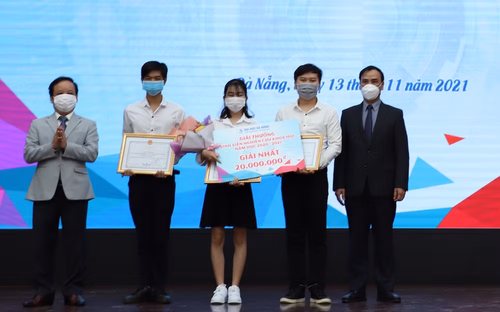 PGS, TS Nguyễn Ngọc Vũ, Giám đốc Đại học Đà Nẵng trao giải cho các sinh viên đạt giải Nhất Giải thưởng “Sinh viên nghiên cứu khoa học Đại học Đà Nẵng”.