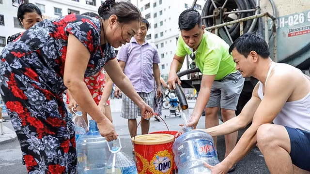 Tình trạng thiếu nước sạch sinh hoạt vẫn xảy ra ở các thành phố lớn.