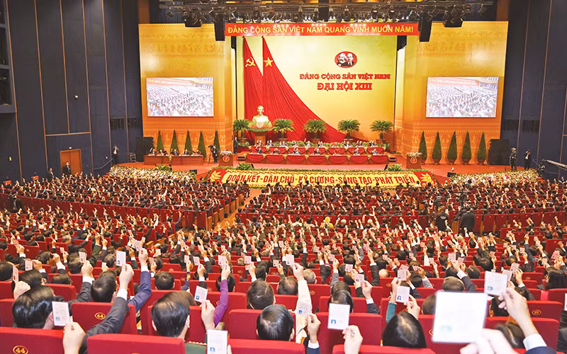 Các đại biểu biểu quyết tại Đại hội XIII của Đảng. Ảnh: Duy Linh