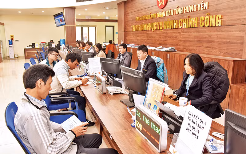 Giải quyết thủ tục hành chính cho người dân tại Trung tâm phục vụ Hành chính công tỉnh Hưng Yên. Ảnh: Trần Hải 