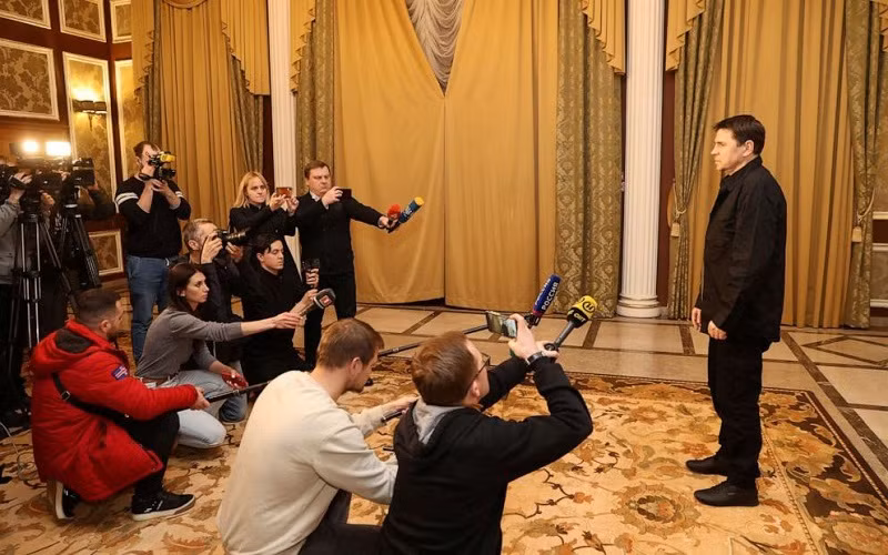 Cố vấn Tổng thống Ukraine Mykhailo Podolyak phát biểu sau cuộc hội đàm với phái đoàn Nga tại khu vực Gomel, Belarus, ngày 28/2/2022. (Ảnh: BelTA/Reuters)