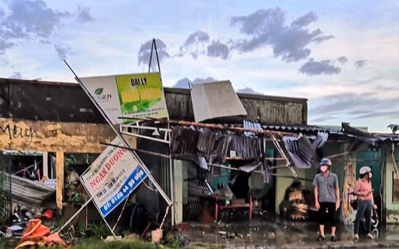 Nhà của người dân tại xã Thạnh Phước (huyện Bình Đại, tỉnh Bến Tre) bị sấp hoàn toàn do lốc xoáy gây ra.