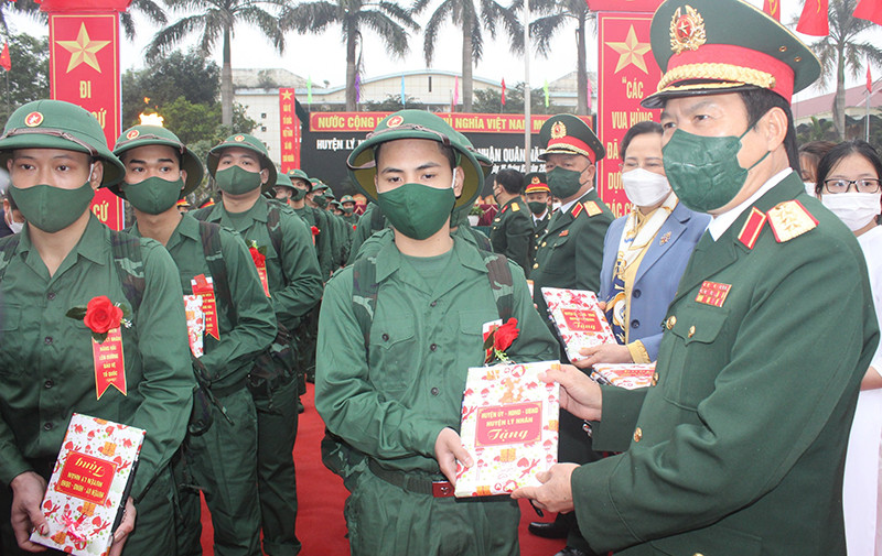 Thượng tướng Nguyễn Tân Cương, Ủy viên Thường vụ Quân ủy Trung ương, Tổng Tham mưu trưởng, Thứ trưởng Bộ Quốc phòng và đồng chí Lê Thị Thủy, Bí thư Tỉnh ủy Hà Nam tặng hoa các tân binh lên đường nhập ngũ. 1.233 công dân Hà Nam lên đường nhập ngũ -0