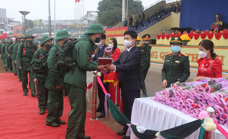 Đồng chí Trương Quốc Huy, Chủ tịch UBND tỉnh Hà Nam tặng hoa động viên các tân binh lên đường nhập ngũ. 1.233 công dân Hà Nam lên đường nhập ngũ -0