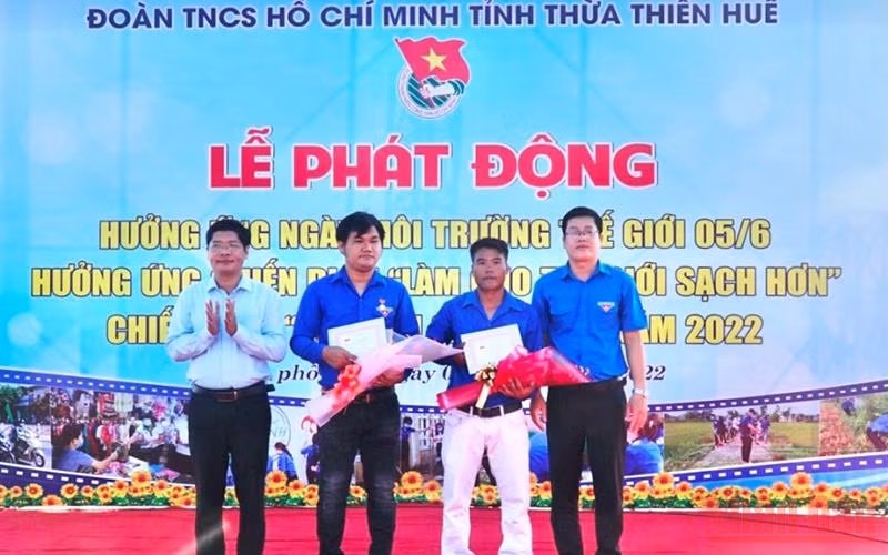Lãnh đạo Ban Dân vận Tỉnh ủy và Tỉnh đoàn Thừa Thiên Huế trao tặng Huy hiệu "Tuổi trẻ dũng cảm" cho 2 thanh niên dũng cảm cứu người bị đuối nước.