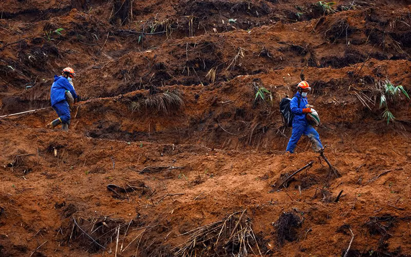 Nhân viên cứu hộ làm việc tại hiện trường vụ tai nạn máy bay. (Ảnh: Reuters)