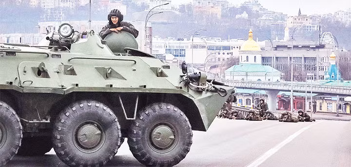 Lực lượng phòng vệ quốc gia Ukraine tại trung tâm Kiev ngày 25/2/2022. Ảnh: REUTERS