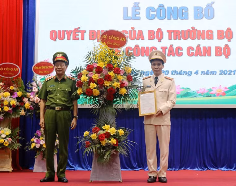 Thượng tướng Lê Quý Vương, Thứ trưởng Công an trao Quyết định cho Giám đốc Công an tỉnh Bắc Ninh.
