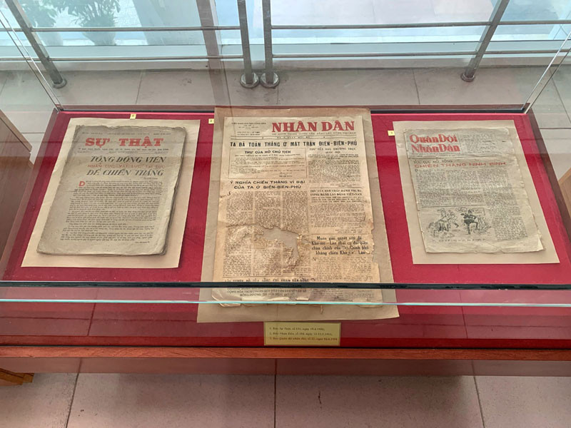 Một số ấn phẩm báo chí giai đoạn 1946-1954 được trưng bày . Trưng bày nhiều tài liệu, hiện vật quý về Báo chí Việt Nam 1946-1954 -0