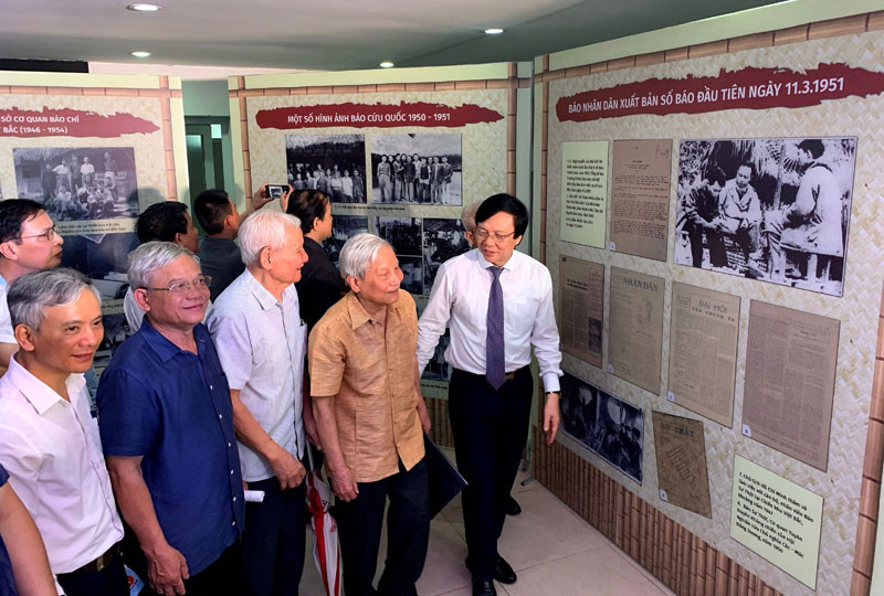 Các đại biểu tham quan không gian trưng bày. Trưng bày nhiều tài liệu, hiện vật quý về Báo chí Việt Nam 1946-1954 -0