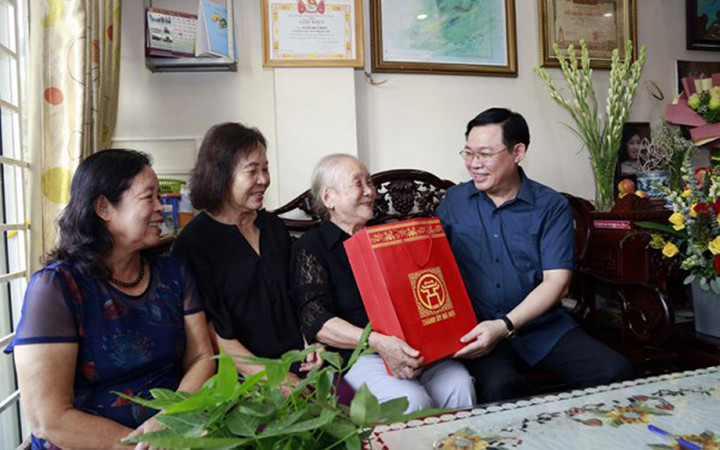 Bí thư Thành ủy Hà Nội thăm và tặng quà cụ Doãn Thị Ngọc Trâm (mẹ liệt sĩ Đặng Thuỳ Trâm). Ảnh: DUY LINH