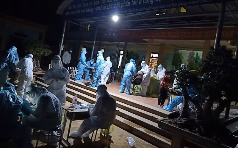 Lấy mẫu xét nghiệm cho người dân xã biên giới Na Ư trong đêm 5/11.