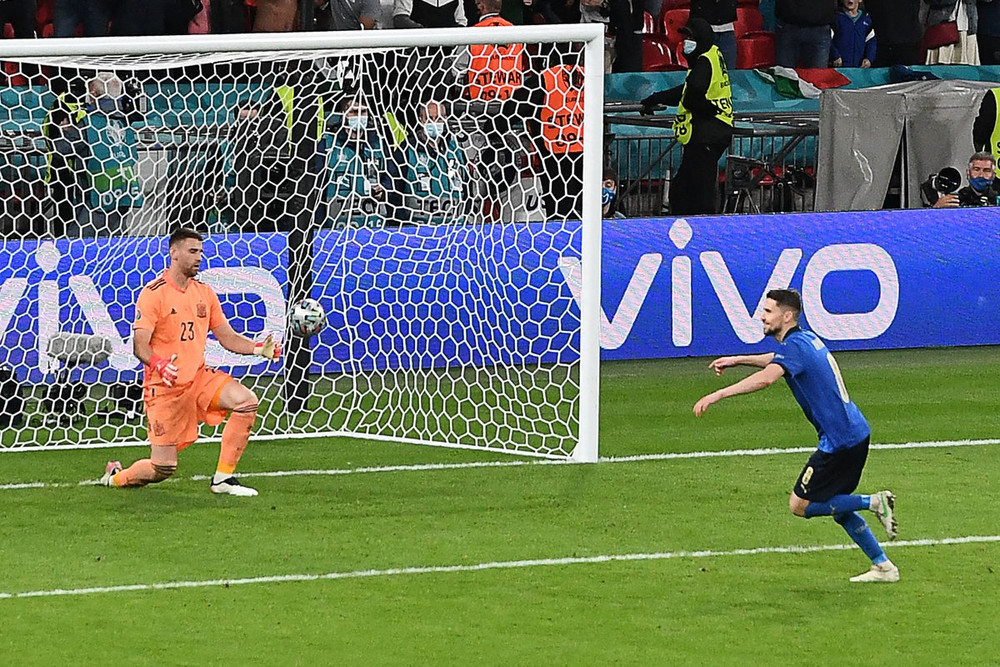 Jorginho thực hiện thành công quả luân lưu quyết định, giúp Italia thắng chung cuộc 4-2 trong loạt đấu súng cân não để chính thức bước vào chung kết. (Ảnh: UEFA) Cận cảnh cuộc đấu kinh điển Italia - Tây Ban Nha ở bán kết EURO 2020 -0