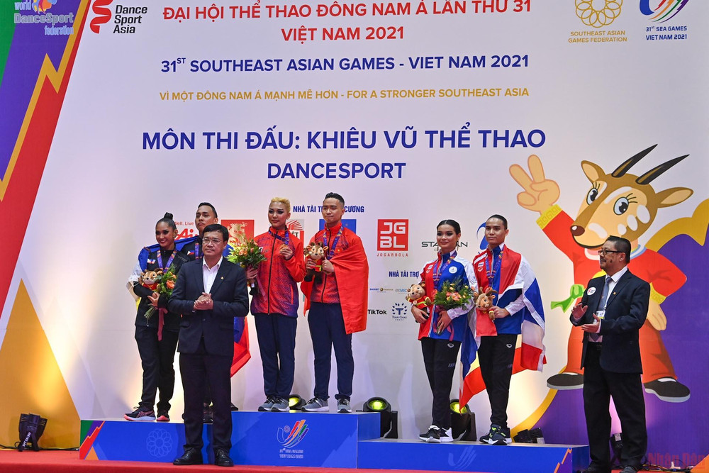 Ban tổ chức trao Huy chương cho các vận động viên tại nội dung nhảy Samba. Việt Nam đoạt 5 Huy chương vàng môn thi đấu khiêu vũ thể thao -0