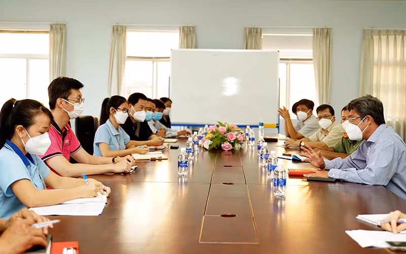 Phó Chủ tịch UBND tỉnh Bình Thuận Nguyễn Minh (ngoài cùng, bên phải) kiểm tra công tác phòng, chống dịch tại Công ty TNHH Quốc tế Right Rich.