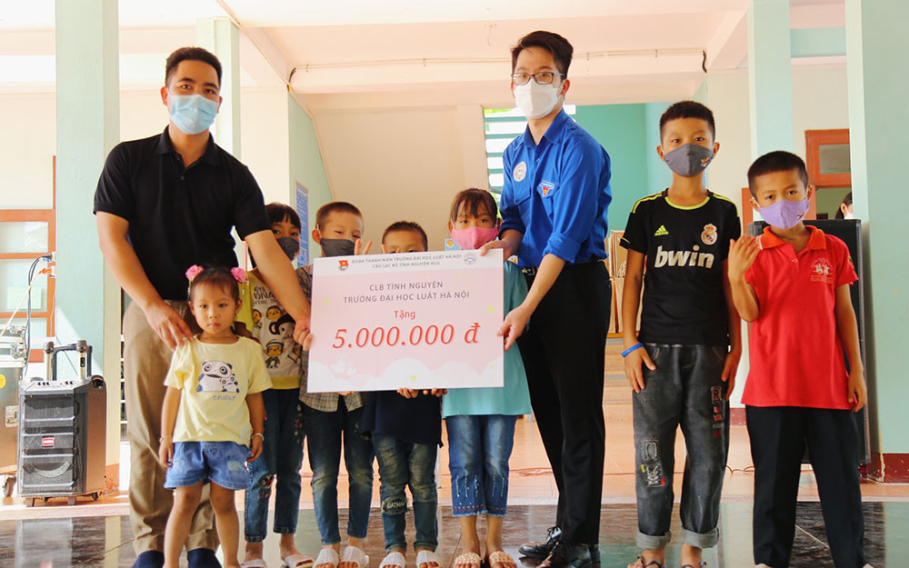 Đại diện CLB Tình nguyện ĐH Luật Hà Nội trao quà cho các em. “Trung thu cho em” – Hành trình nhân ái của sinh viên Đại học Luật Hà Nội -0