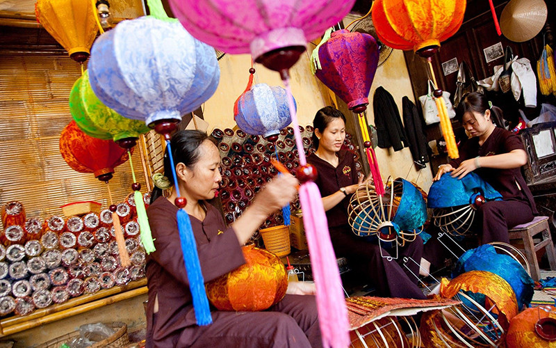 Một cơ sở làm đèn lồng tại Hội An.