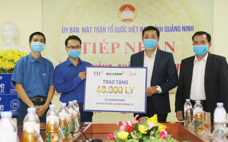 Đại diện Ủy ban MTTQ tỉnh Quảng Ninh tiếp nhận quà tặng chống dịch từ Tập đoàn TH. Tập đoàn TH tặng 201.600 ly sữa tươi sạch và các loại đồ uống góp sức chống dịch Covid-19 tại Hải Dương, Quảng Ninh -0