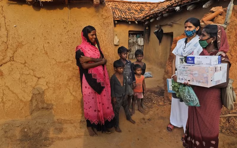 Nhân viên y tế vận động người dân tại làng Jamsoti, bang Uttar Pradesh, Ấn Độ, tiêm vaccine ngừa Covid-19. (Ảnh: AP)